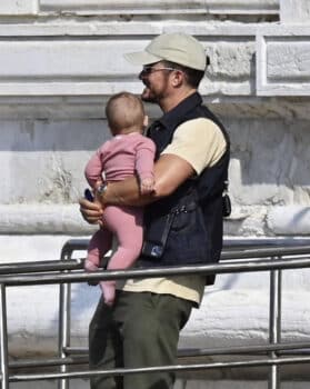 Orlando Bloom and daughter Daisy leave their hotel in Venice