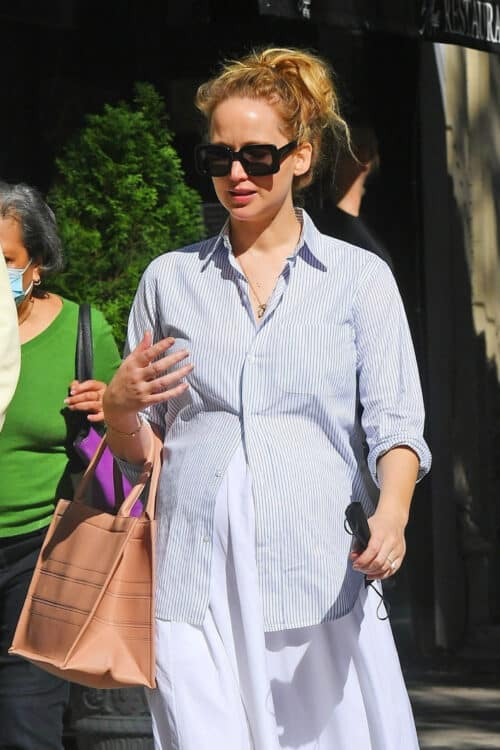 Pregnant Jennifer Lawrence gets lunch at the Mark Hotel with Derek Blasberg october 2021