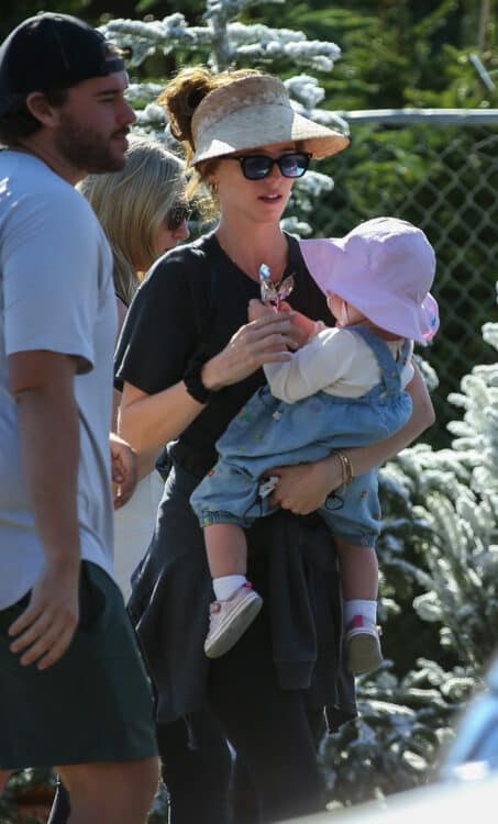 Katherine Schwarzenegger with daughter picking out an XMAS tree