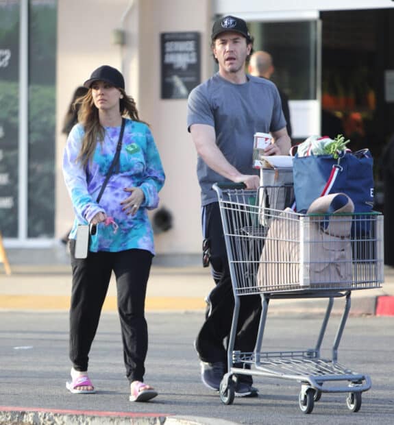 Pregnant Kaley Cuoco and her partner Tom Pelphrey grocery shopping in LA