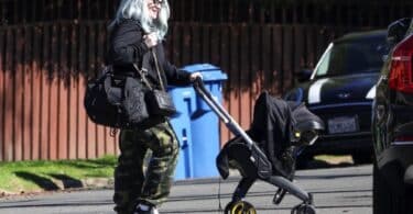 New mom Kelly Osbourne spends some quality time with baby Sid doona