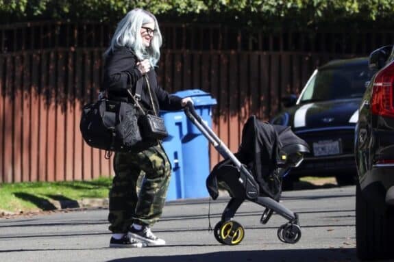 New mom Kelly Osbourne spends some quality time with baby Sid doona