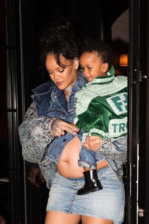 Pregnant Rihanna carries her baby from the retaurant