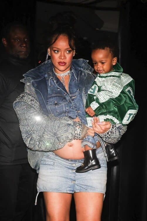 Pregnant Rihanna carries her baby from the retaurant