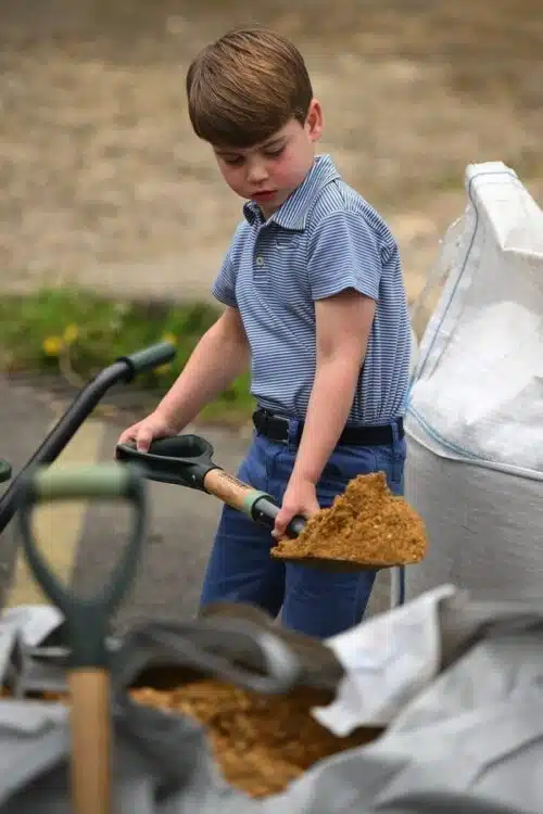 Prince Louis takes part of the big help out