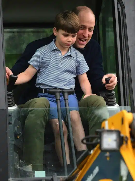 Prince William and prince louis take part in the big help out