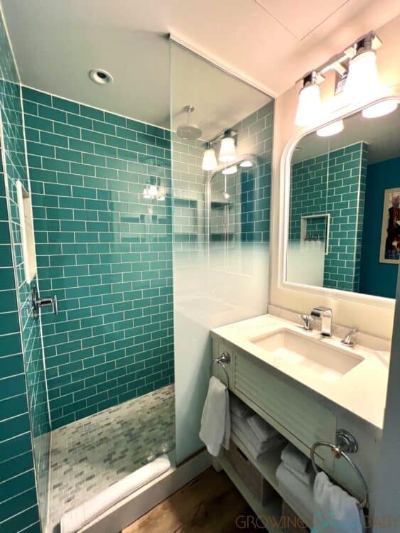 Margaritaville NYC standard room bathroom