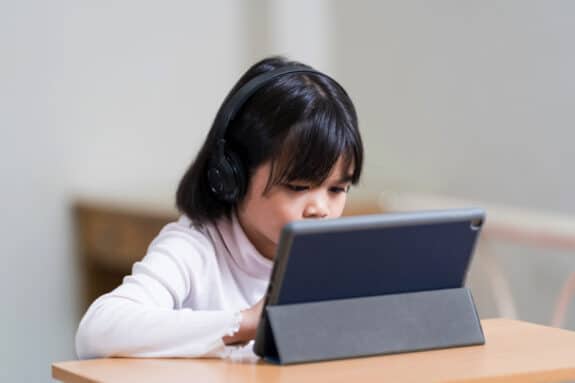 child using ipad