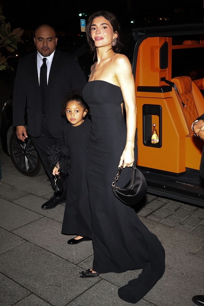 Beautiful in Black! Kylie Jenner And Daughter Stormi Match In Paris