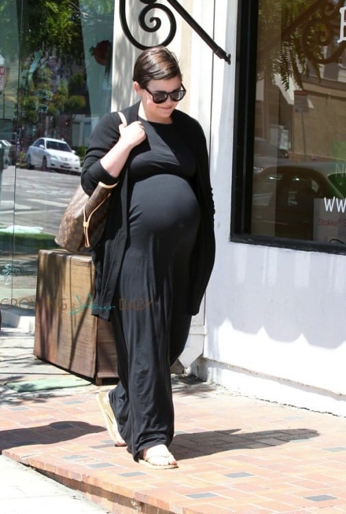 A Very Pregnant Ginnifer Goodwin Goes Out Shopping
