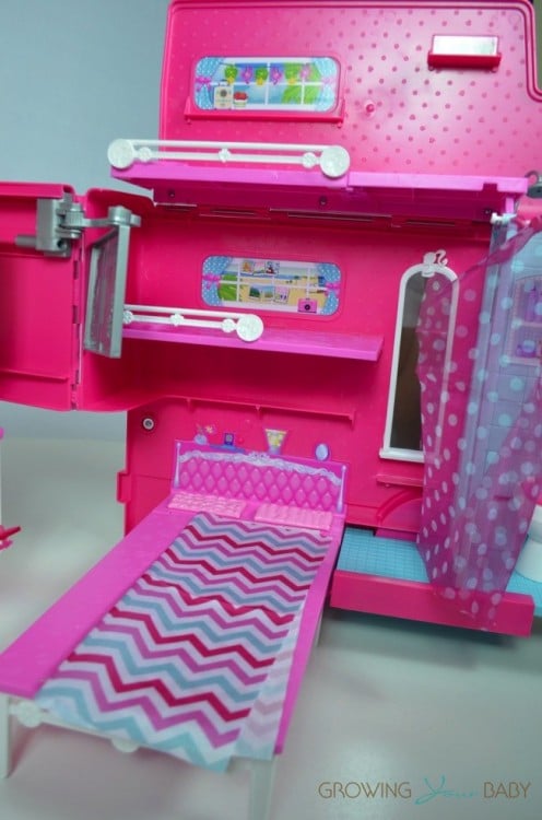 Barbie Sisters Glam Camper 2014 - bedroom