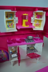 Barbie Sisters Glam Camper 2014 - kitchen