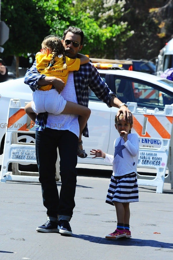 Ben Affleck with daughter Violet and Seraphin at 4th of July Parade ...