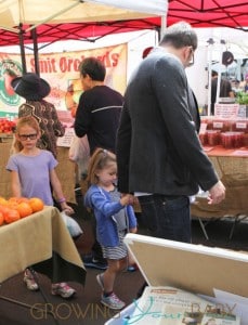 Spending a Sunday together, Ben Affleck and Jennifer Garner take daughters Violet and Seraphina to the Farmers' Market in Brentwood