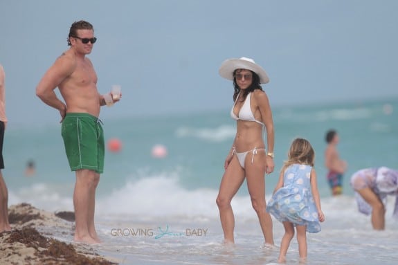  Bethenny Frankel and her boyfriend Michael Cerussi take her daughter Bryn for a day at the beach in Miami