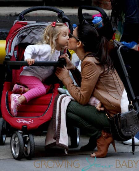 Bethenny Frankel Gives Daughter Bryn A Kiss