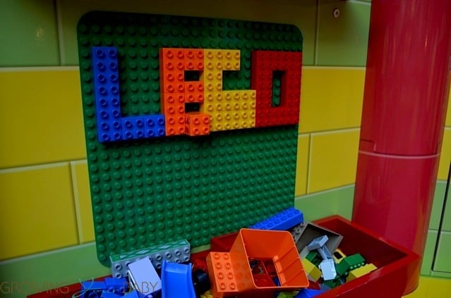 duplo play wall