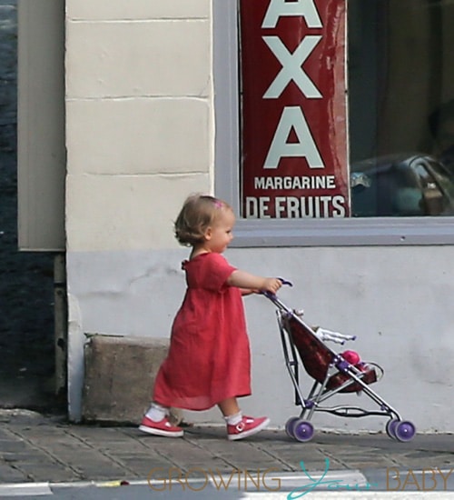 Carla Bruni-Sarkozy and Giulia arrive at home in Paris