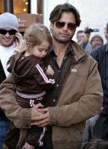 **UK AND USA USE ONLY**  David Charvet takes one of his daughters out for some last minute Christmas shopping at The Grove