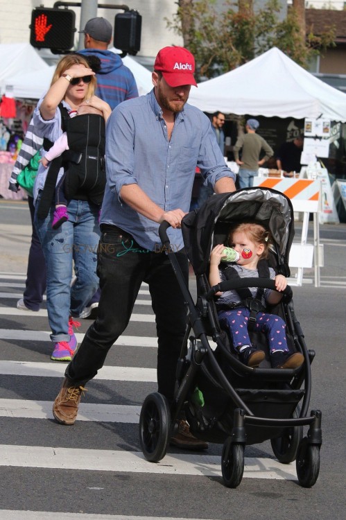 Drew Barrymore and Will Kopelman at the farmer's market with daughters Olive & Frankie