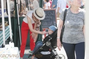 Elizabeth Banks seen shopping for produce at the farmers market