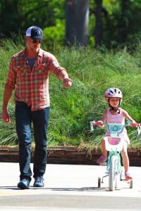 Eric Dane helps his daughter Billie ride her bike