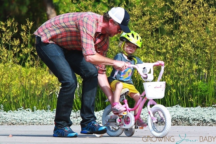 Eric Dane helps his daughter Georgia ride her bike