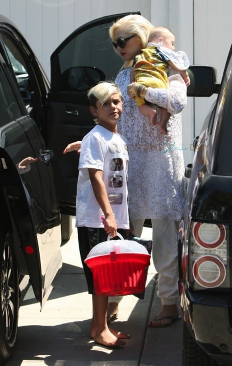 Gwen Stefani at Rachel Zoe's house with sons Kingston and Apollo