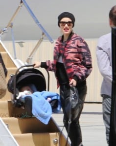 Gwen Stefani boards a private plane with son Apollo