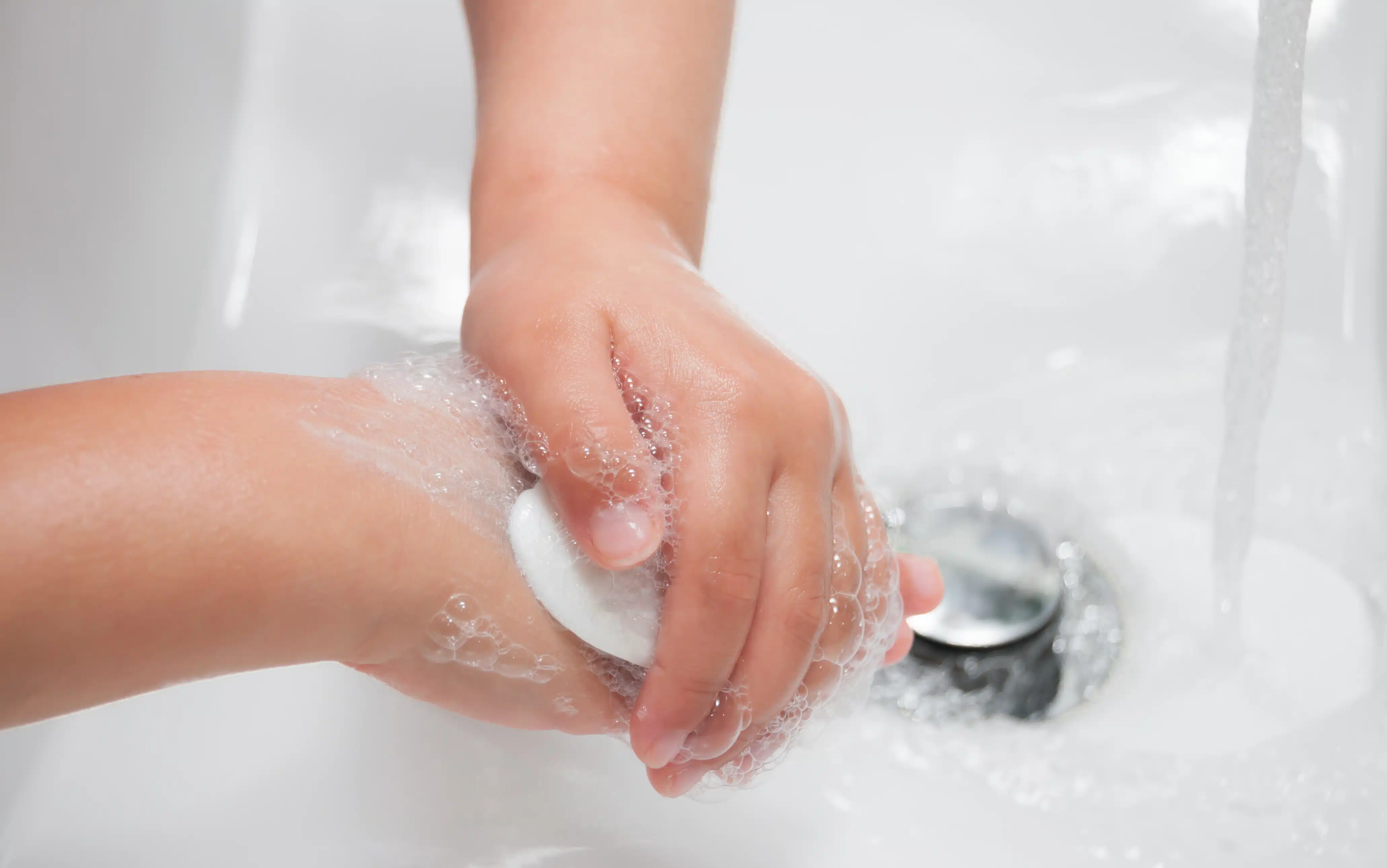 К чему снится чистая ванна. Детские руки в мыле. Мытье рук с мылом. Ребенок моет руки с мылом. Мытье рук с мылом ребенок.