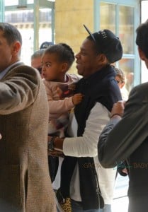 Jay Z boards a Train in Paris with their daughter Blue