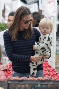 Jennifer Garner and Ben Affleck take their kids to an early morning trip to the local farmers market in Los Angeles