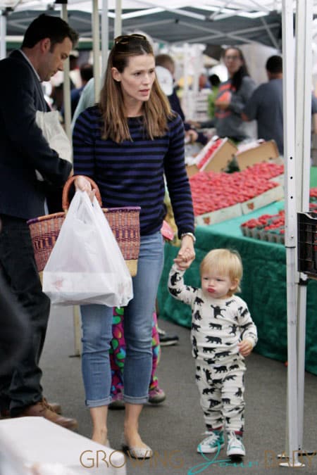 Jennifer Garner and Ben Affleck take their kids to an early morning trip to the local farmers market in Los Angeles