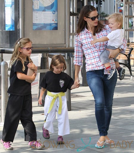 Jennifer Garner Goes Shopping With Ker Kids