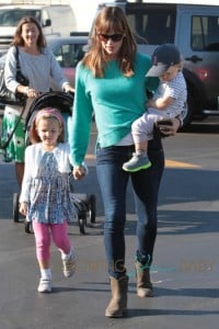 Jennifer Garner takes her kids to the market