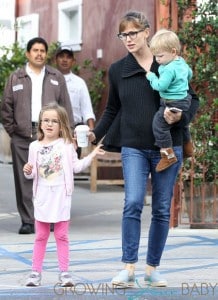 Jennifer Garner Takes Her Kids To Breakfast