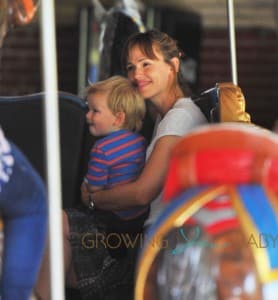 Jennifer Garner takes her kids to Central Park in NYC