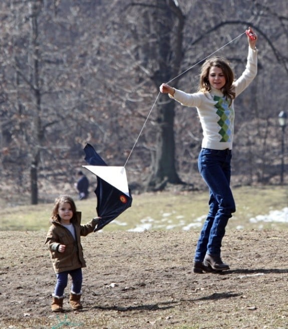 Keri Russell flies a kite with her daughter Willa Dreary on the set of the Americans