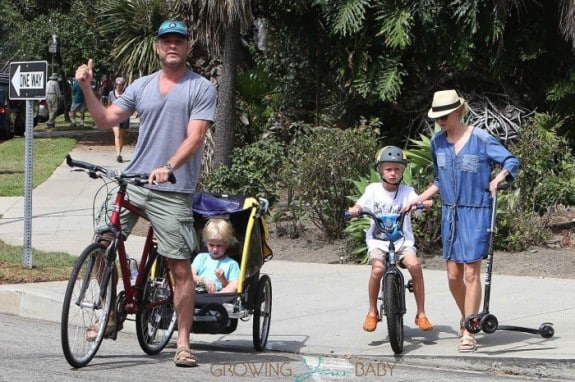 Liev Schrieber & Noami Watts at the Brentwood Market with their kids