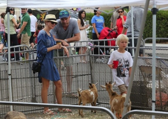 Liev Schrieber and Noami Watts at the Brentwood Farmer's Market with their kids