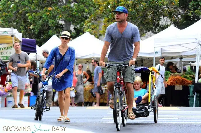 Liev Schrieber and Noami Watts at the Brentwood Market with their kids