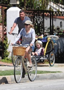 Liev schreiber and Naomi Watts bike with their kids Sasha & Sammy