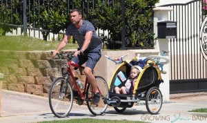 Liev schreiber bikes with his kids Sasha and Sammy