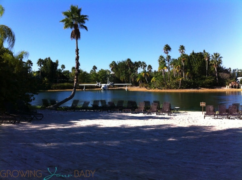 Loews Royal Pacific Resort - beach volley ball lounge area