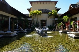 Loews Royal Pacific Resort - center fountain