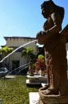 Loews Royal Pacific Resort - statue fountain