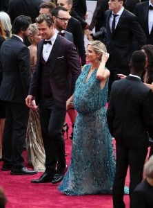 Pregnant Elsa Pataky and Chris Hemsworth on the red carpet at the Oscars 2014