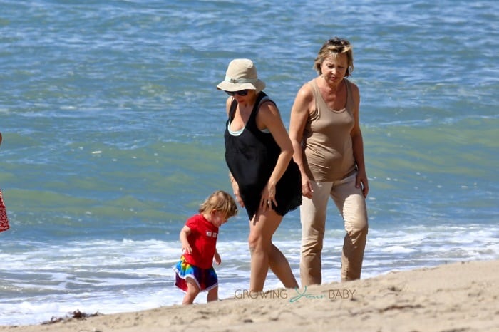 Pregnant Elsa Pataky at the beach with daughter India