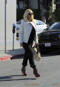 Pregnant Gwen Stefani out for lunch in LA
