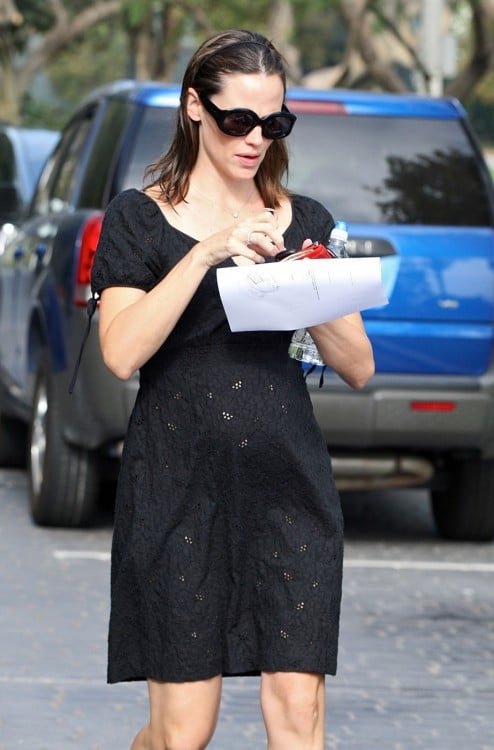  Jennifer Garner goes to a doctors and receives what could be the new baby's due date